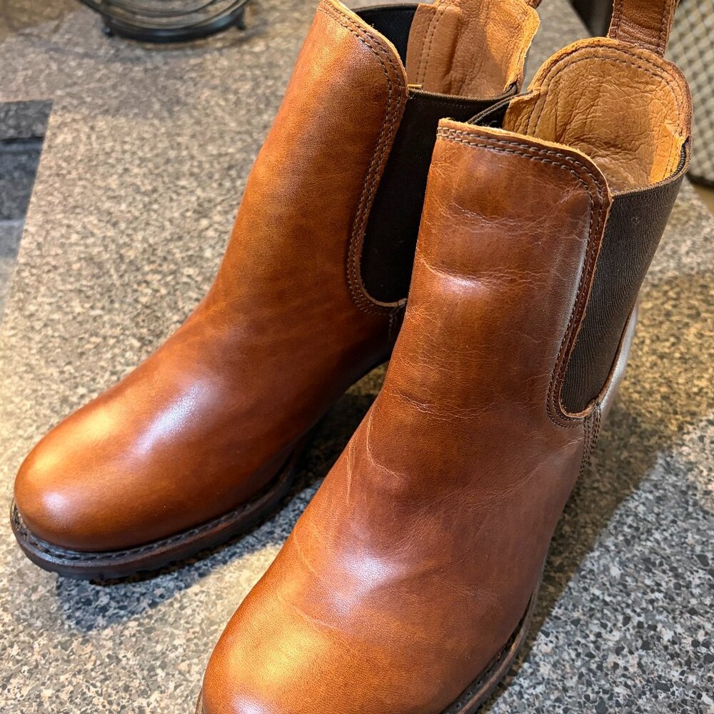 FRYE Sabrina Chelsea Boots - Size 10 - Cognac - Like New